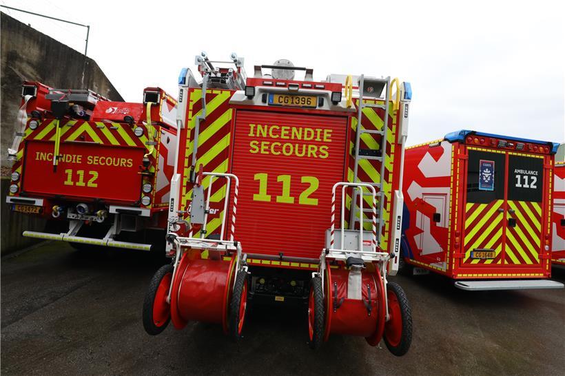 Rettungskräfte sind im Großeinsatz wegen eines Waldbrandes in Böwen 