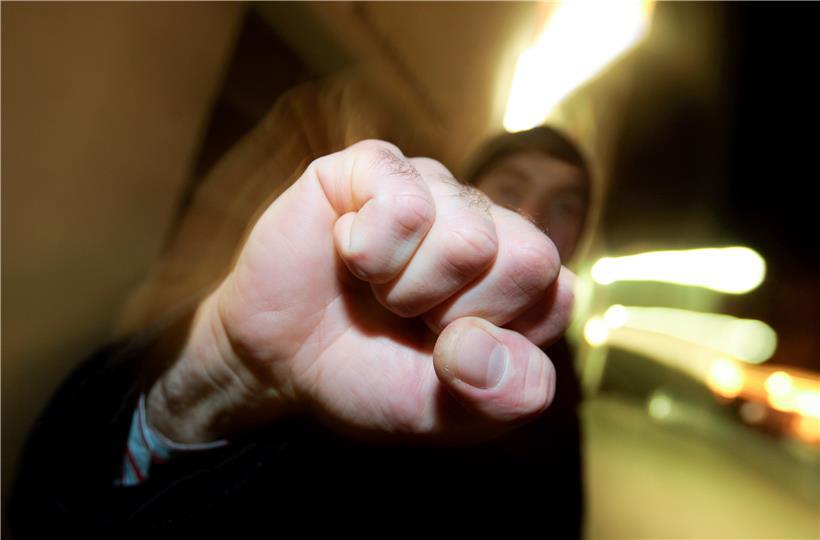 Unbekannter schlägt Frau – Freund haut Angreifer Flasche auf den Kopf 