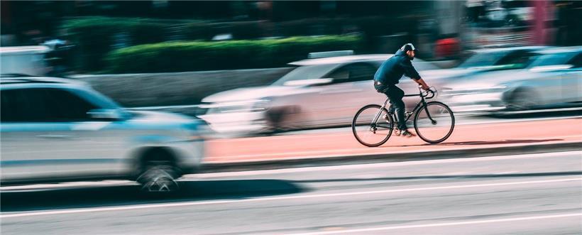 Alkoholisierter Autofahrer kollidiert mit Radler 