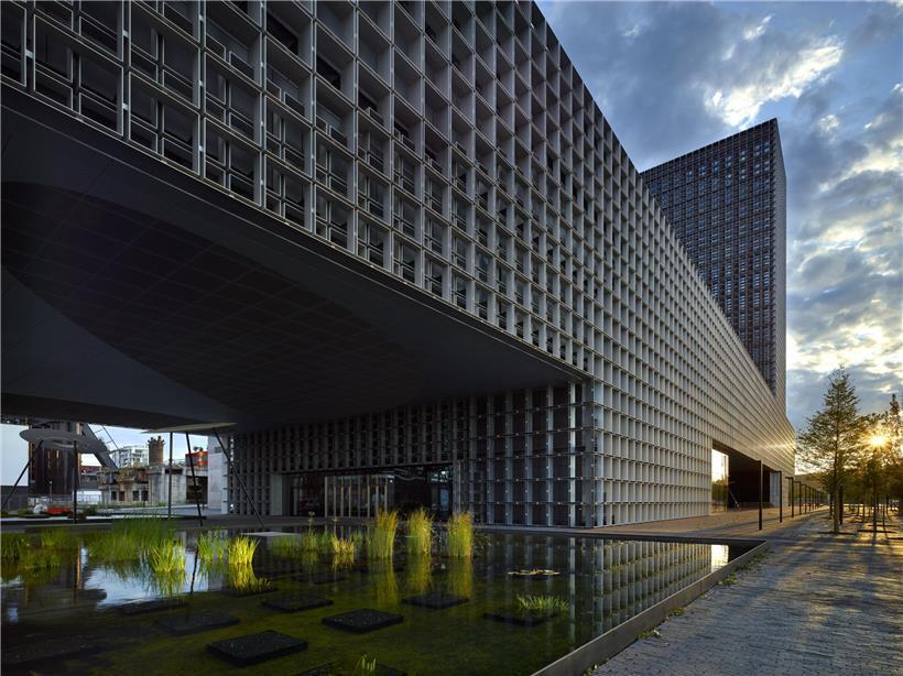Das Zentralgebäude der Universität – eine technische Meisterleistung. Architekten: Baumschlager Eberle/Christian Bauer & associés
