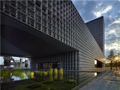 Das Zentralgebäude der Universität – eine technische Meisterleistung. Architekten: Baumschlager Eberle/Christian Bauer & associés
