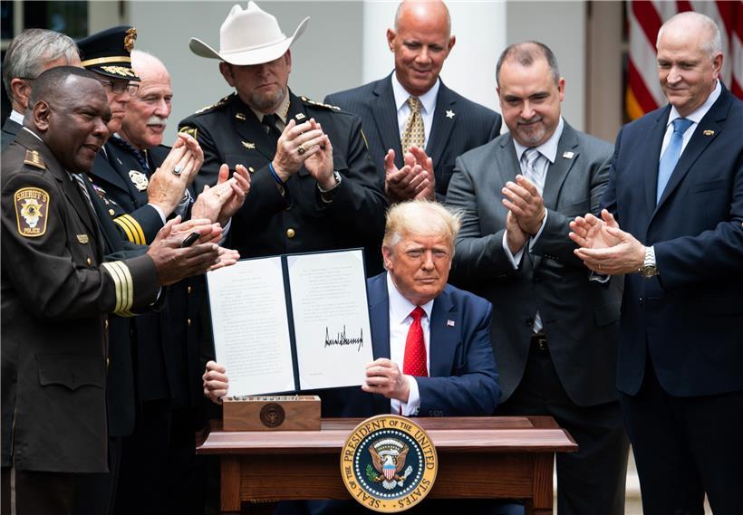 Trump verlangt „Recht und Ordnung“ und unterzeichnet Polizei-Dekret 