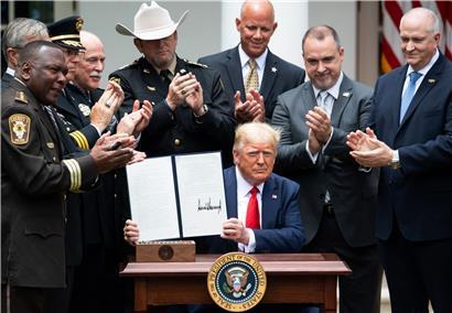 Trump verlangt „Recht und Ordnung“ und unterzeichnet Polizei-Dekret