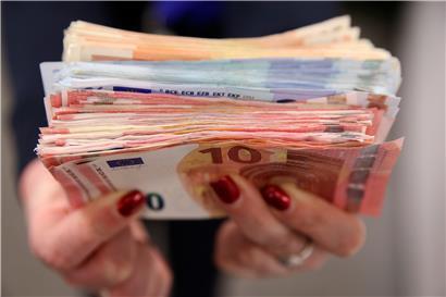 Die Covid-19-Krise bürdet vielen privaten und öffentlichen Kreditnehmern nicht zu bewältigende Schulden auf 