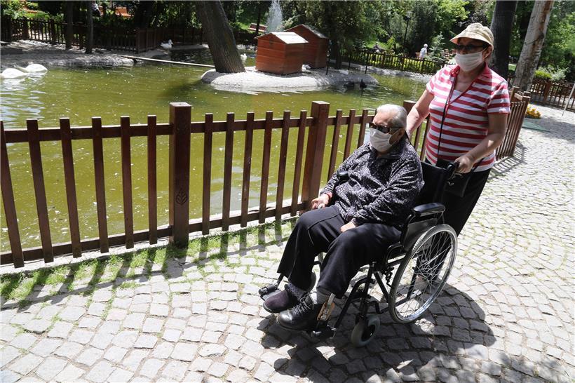 Ältere Menschen dürfen aus Heimen raus und Besuch empfangen 