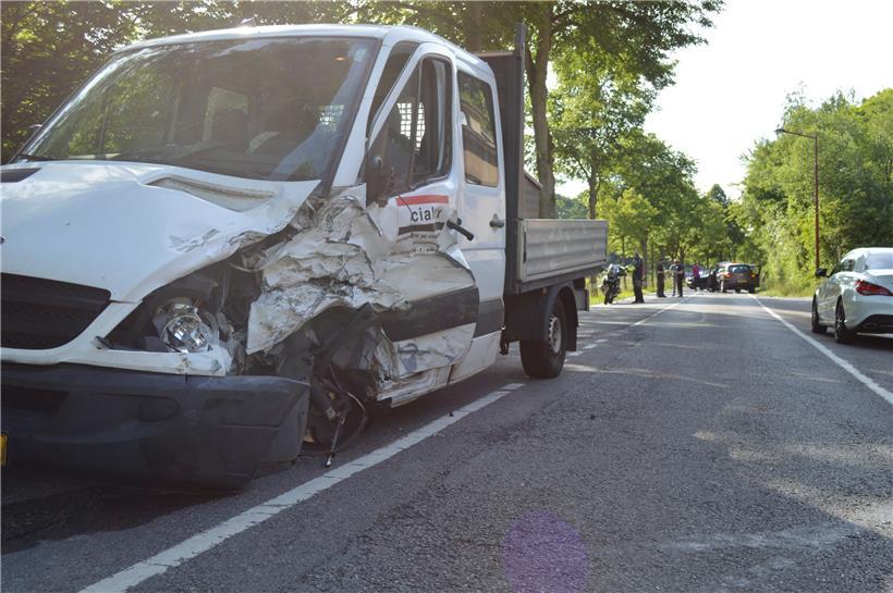 Lieferwagen rammt gleich drei Fahrzeuge zwischen Vichten und Bissen 