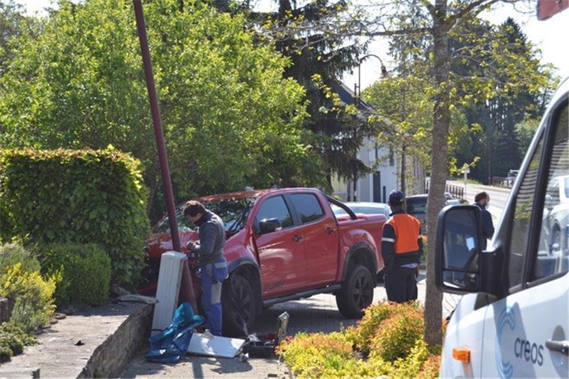 Auto kracht in Enscheringen in Straßenlaterne 