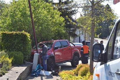 Auto kracht in Enscheringen in Straßenlaterne