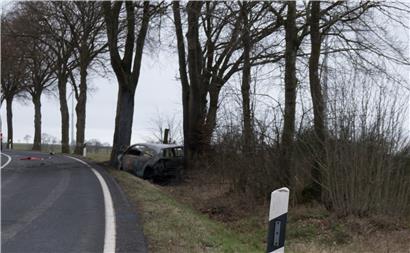 28-Jähriger fährt auf der N12 gegen Baum und stirbt an Unfallort