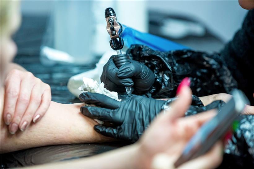 Mehrheit der Tattoo-Studios gibt nur unvollständige Preisauskunft  