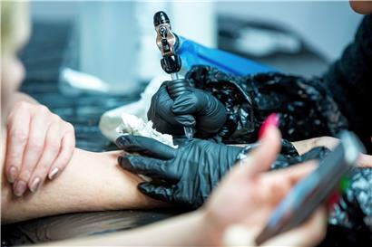 Mehrheit der Tattoo-Studios gibt nur unvollständige Preisauskunft 