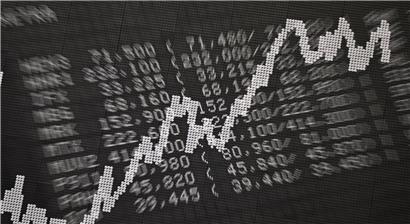 Die große monetäre Illusion: Der Anstieg der Aktienmärkte in einer fragilen Welt