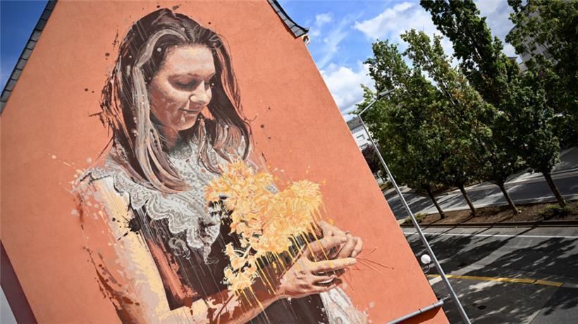Spektakulär: Fassadenbild von Raphael Gindt verschönert jetzt den Beneluxplatz 