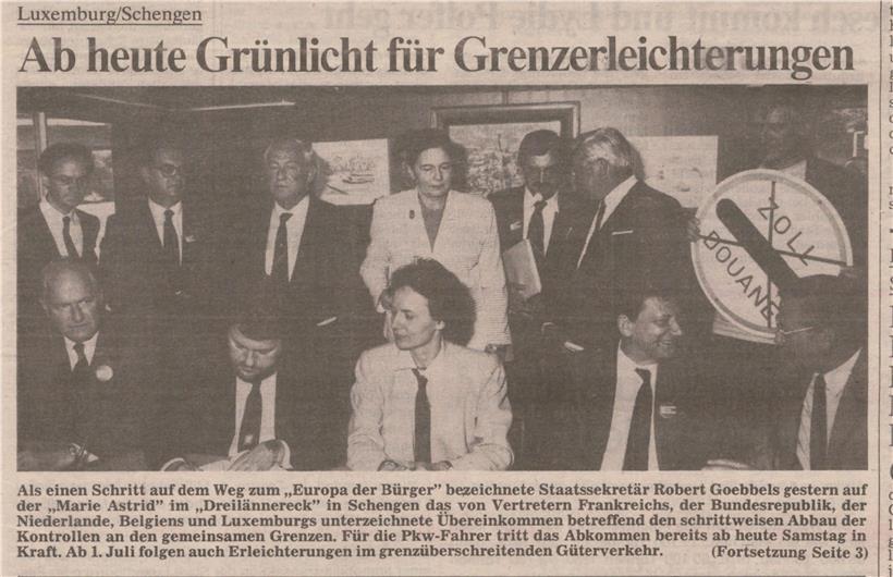 Grünes Licht für offene Grenzen: Als Robert Goebbels gemeinsam mit Vertretern Frankreichs, Deutschlands, der Niederlande und Belgiens seine Unterschrift unter den Schengener Vertrag setzte, war das Tageblatt natürlich mit dabei. Das berühmte Foto aus der Ausgabe vom 15. Juni 1985 entstand einen Tag vorher auf dem Schiffchen „Marie Astrid“, dass am Dreländereck vor Schengen kreuzte. Bis zur kompletten Umsetzung des Abkommens vergingen jedoch noch Jahre. H