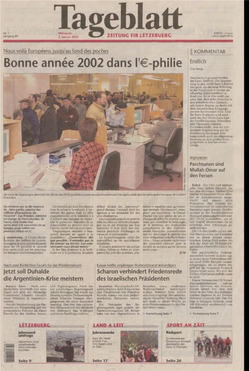Her mit den Euros: Am 1. Januar 2002 wurde in Luxemburg der Euro als Bargeld eingeführt. „Luc Frieden, der für die Einführung des Euro zuständige Minister, begab sich gestern Nachmittag zur Filiale seiner Bank, um seine ersten Euro-Banknoten abzuholen“, heißt es im Tageblatt vom 2. Januar 2002. Tausende Luxemburger taten es ihm gleich. Zur Akzeptanz der neuen Währung mag auch ein cleverer Psychotrick beigetragen haben: „Den Luxemburgern wurde von ihrem Bankberater tatsächlich ein Glas Champagner oder Orangensaft angeboten.“