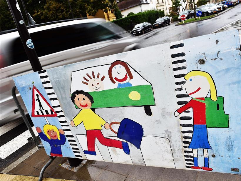 Warnschild Schulanfang in Luxemburg an Straße, Verkehrssicherheit für Kinder im Herbst, Foto Editpress Isabella Finzi