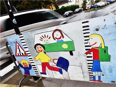 Warnschild Schulanfang in Luxemburg an Straße, Verkehrssicherheit für Kinder im Herbst, Foto Editpress Isabella Finzi