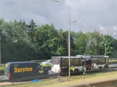 Unfall verursacht Stau auf A4