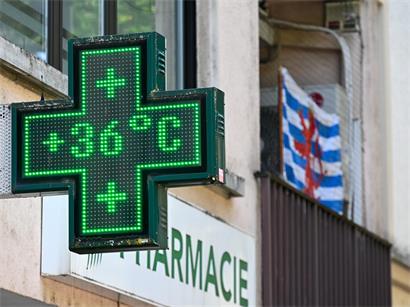 Luxemburg im Sommer mit steigenden Temperaturen und Hitze, Menschen leiden unter starker Hitze und Schwitzen