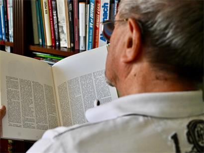 Symbolbild Leserforum mit offenem Buch und Schreibutensilien für Lesen und Schreiben