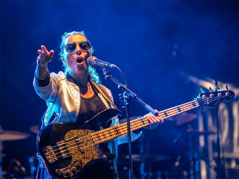 Blues Express Zug auf Schienen bei Lasaubage und Fond-de-Gras mit Live-Musik und Festivalstimmung