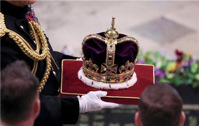 Bild aus London 2023: die Edwardskrone bei der Krönungszeremonie des britischen Königs Charles III. und seiner Gemahlin Camilla in der Westminster Abbey
