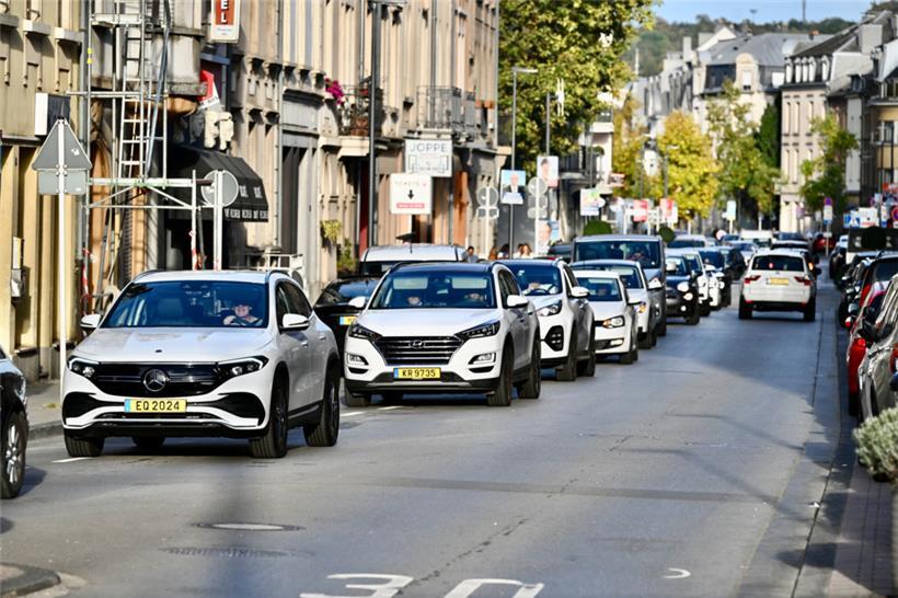 Bild vom Dienstag, 16.30 Uhr: Der Rückstau zieht sich über die gesamte Länge der Kanalstraße
