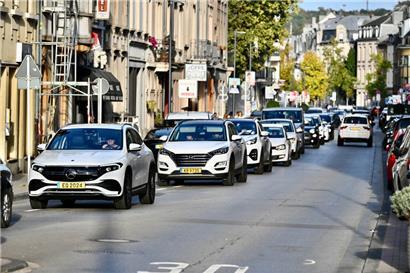 Bild vom Dienstag, 16.30 Uhr: Der Rückstau zieht sich über die gesamte Länge der Kanalstraße
