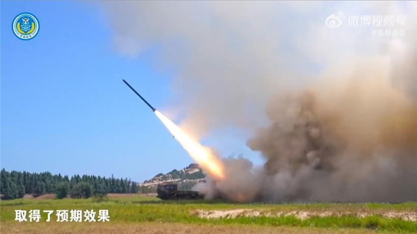 Bild von einem Video der chinesischen Volksbefreiungsarmee, das den Abschuss einer ballistischen Rakete im Rahmen eines chinesischen Militärmanövers zeigt
