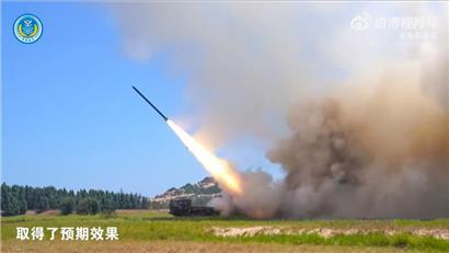 Bild von einem Video der chinesischen Volksbefreiungsarmee, das den Abschuss einer ballistischen Rakete im Rahmen eines chinesischen Militärmanövers zeigt
