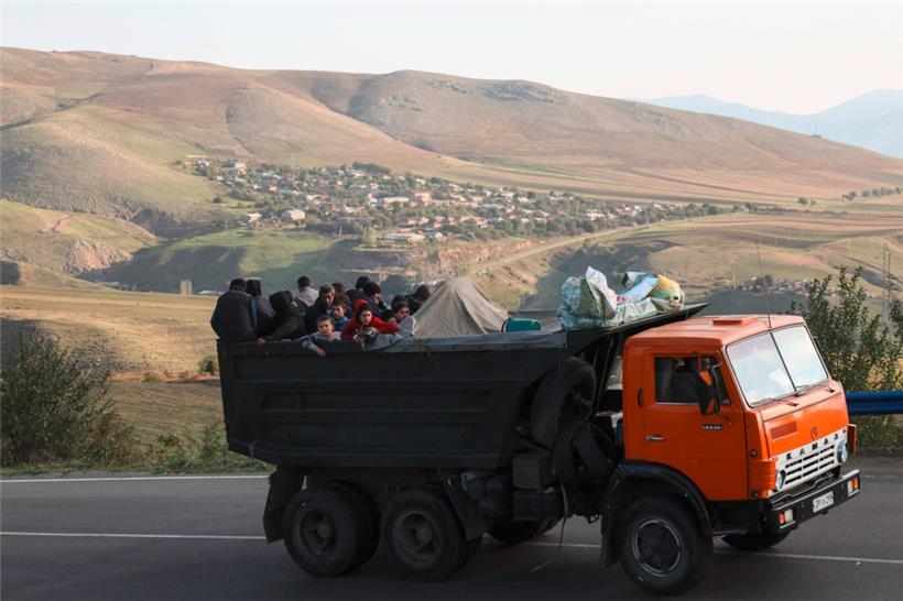Bild von vor fast genau einem Jahr: Ein Lastwagen mit Flüchtlingen an Bord fährt zwischen Kornidzor und Goris. Zehntausende Armenier sind aus Berg-Karabach nach Armenien geflohen, nachdem Aserbaidschan die Region in einer Blitzoffensive erobert hatte.
