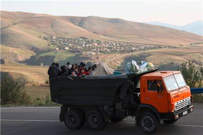 Bild von vor fast genau einem Jahr: Ein Lastwagen mit Flüchtlingen an Bord fährt zwischen Kornidzor und Goris. Zehntausende Armenier sind aus Berg-Karabach nach Armenien geflohen, nachdem Aserbaidschan die Region in einer Blitzoffensive erobert hatte.
