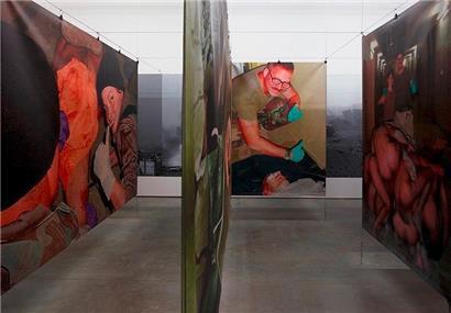 Bilder, die verstören: Jean-Jacques Lebel hat am Hamburger Bahnhof ein Labyrinth des Schreckens gebaut 
