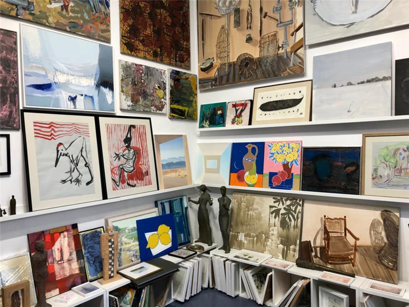 Bilder verschiedenster Künstler in der Kunstgalerie Meno Parkas