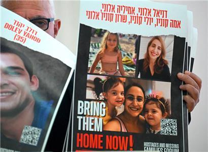 Bilder von Menschen, die von der Terrororganisation Hamas aus Israel in den Gazastreifen verschleppt wurden
