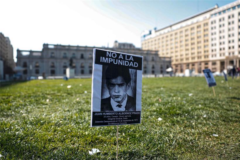Bilder von „Verschwundenen“ vor dem Palacio de La Moneda, dem Präsidentenpalast in Santiago de Chile. Die Fotos erinnern an die Opfer der Militärdiktatur von 1973 bis 1990.
