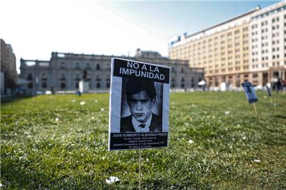 Bilder von „Verschwundenen“ vor dem Palacio de La Moneda, dem Präsidentenpalast in Santiago de Chile. Die Fotos erinnern an die Opfer der Militärdiktatur von 1973 bis 1990.
