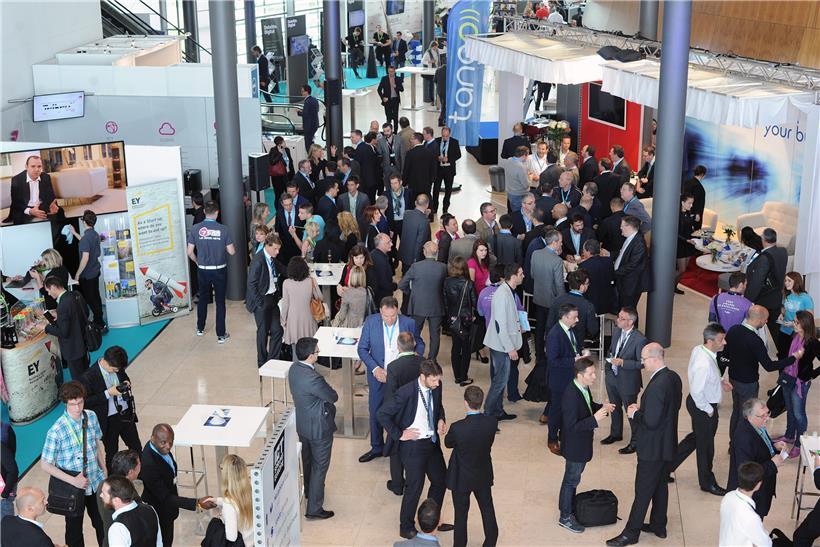 Bilder wie diese werden im Frühjahr 2020 selten sein. Auch in der Wirtschaft werden derzeit fast alle Veranstaltungen mit mehreren hundert Besuchern, die in den kommenden zwei, drei Monaten geplant waren, abgesagt und auf einen späteren Zeitpunkt vertagt. Auf dem Bild zu sehen ist die Technologiekonferenz ICT Spring im Jahr 2018 
