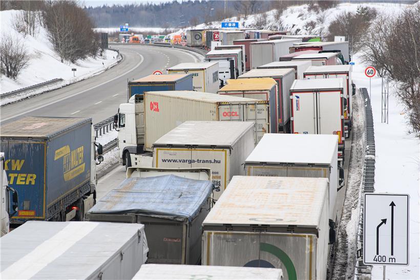 Bilder wie vor einem Jahr: Kilometerlange Lkw-Staus gestern an der deutsch-tschechischen Grenze
