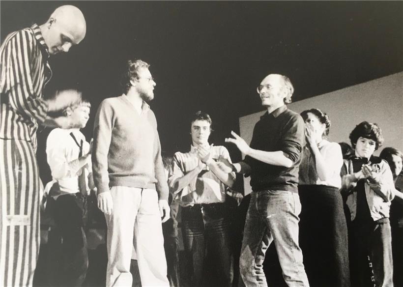 Bildmitte: Steve Karier. Rechts davon Ad Deville, dessen Bühnenbauten das Stück ...