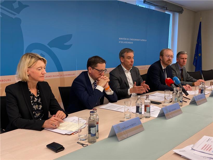 Bildungs- und Hochschulminister Claude Meisch (Mitte) zog in Anwesenheit von Christiane Huberty, Leon Diederich, Romain Martin und Robert Kerger (v.l.n.r.) eine Bilanz der Forschungsstrategie
