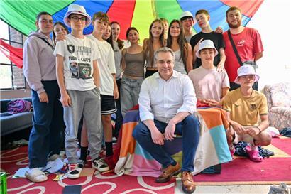 Bildungsminister Claude Meisch (DP) mit den Kindern und Jugendlichen des „Ierpel 2“
