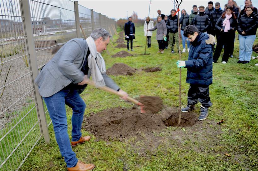 Bildungsminister Claude Meisch packt mit Hand an

