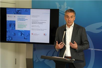 Bildungsminister Claude Meisch stellte am Mittwoch den Jugendbericht 2020 auf einer Pressekonferenz vor
