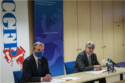 Bildungsminister Claude Meisch und CGFP-Präsident Romain Wolff erklären sich am Dienstag zu dem Abkommen, das beide Seiten unterschrieben haben
