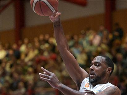 Billy McDaniel feiert seine vierte Basketball-Meisterschaft mit Etzella nach drei Titeln mit Steinsel