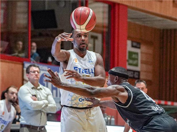 Billy McDaniel mit Pokal 2018, jetzt im Halbfinale mit Ettelbrück gegen ehemaligen Klub seiner goldenen Jahre