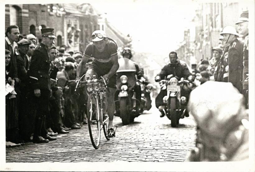 Bim Diederich 1951 auf dem Weg zu seinem größten Erfolg: dem Sieg bei der 3. Etappe der Tour de France inklusive „Maillot jaune“ und neuem Spitznamen, „Duc de Grammont“
