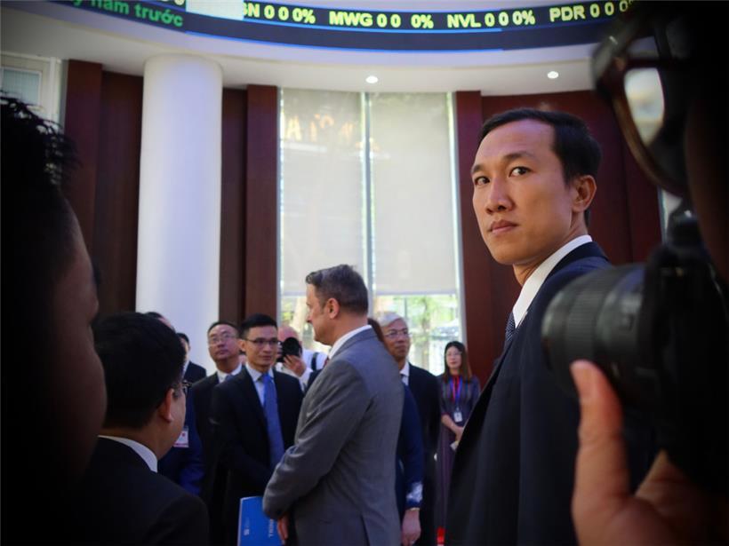 „Bin kein Sozialist“: Xavier Bettel an der Börse von Ho-Chi-Minh-Stadt
