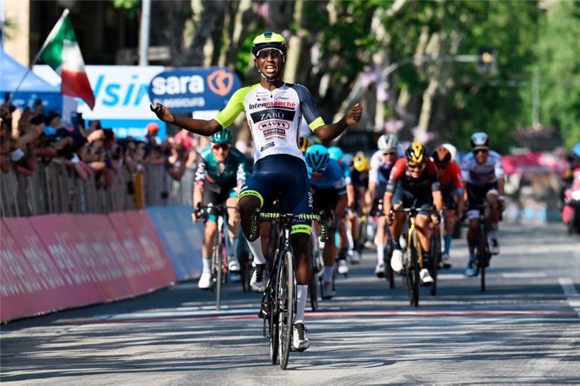 Biniam Girmay aus Eritrea vom Team Intermarché-Wanty-Gobert Matériaux jubelt über seinen Etappensieg 
